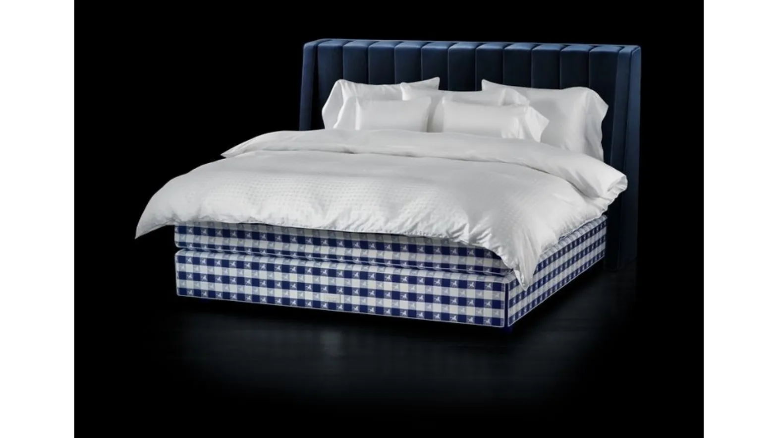 Letto in tessuto con testiera Drēmər Traditional Blue di Hastens