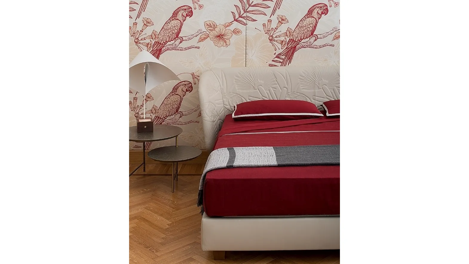 Letto in pelle con testiera Jungle Dreams di Midsummer Milano