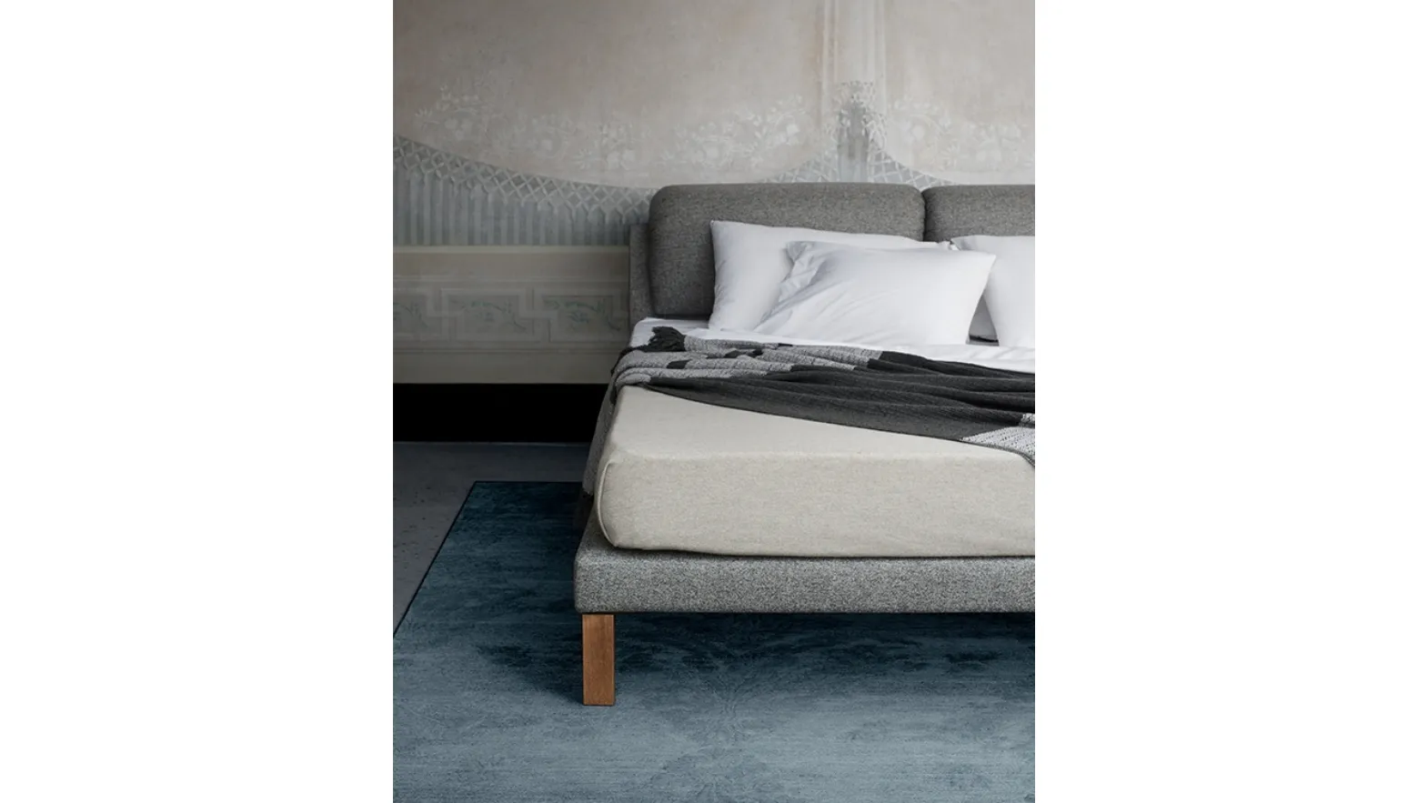 Letto in tessuto con testiera Soft to The Touch di Midsummer Milano