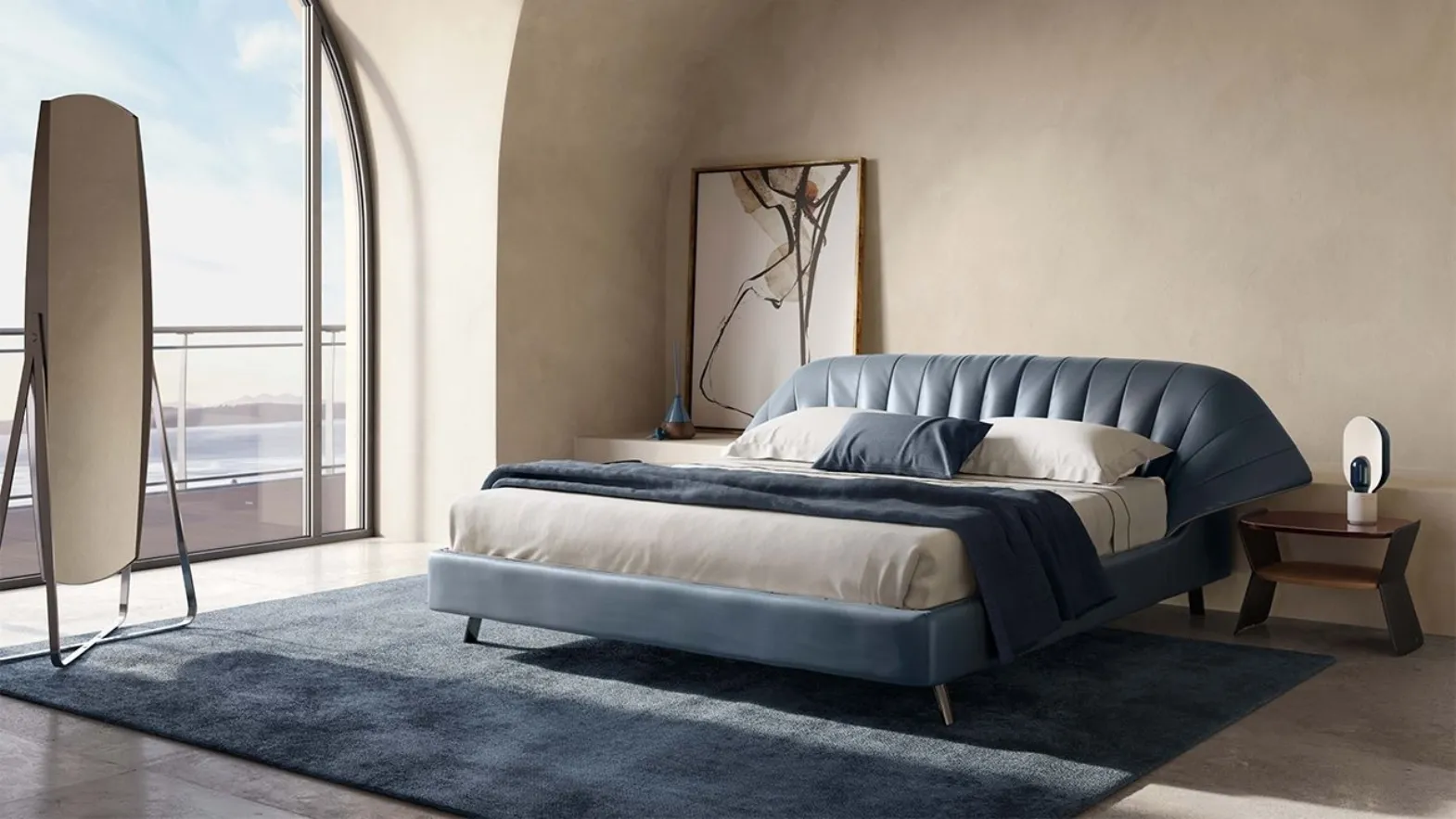 Letto di design in pelle con testiera Cala di Natuzzi