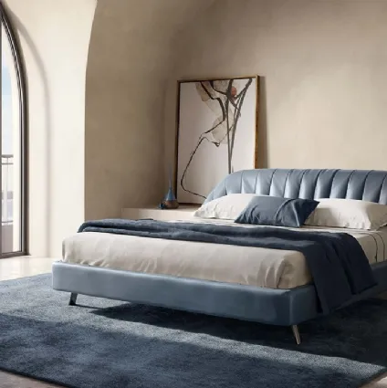 Letto di design in pelle con testiera Cala di Natuzzi