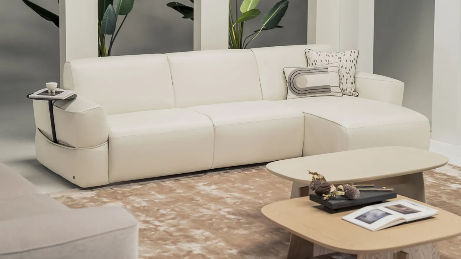 Divano letto in pelle con penisola Easy di Natuzzi