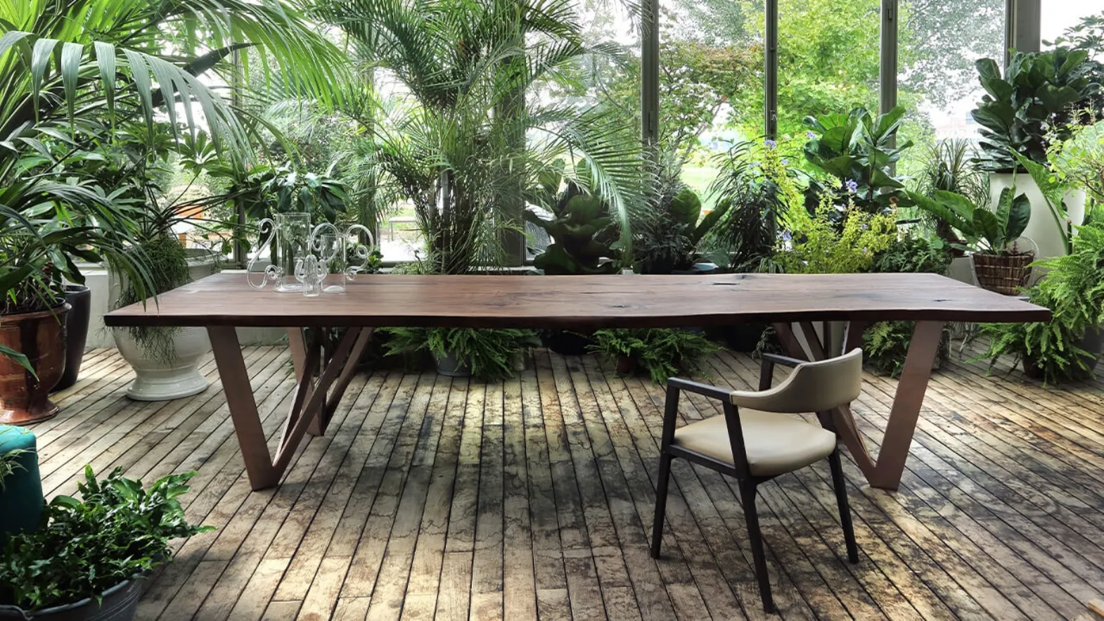 Tavolo Vero Prisma con top in legno massello e gambe in metallo di Arte Brotto